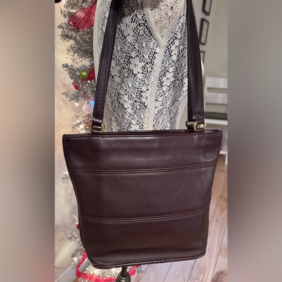 COACH purse! Vintage brown coach purse used in great condition. - Picture 3 of 11